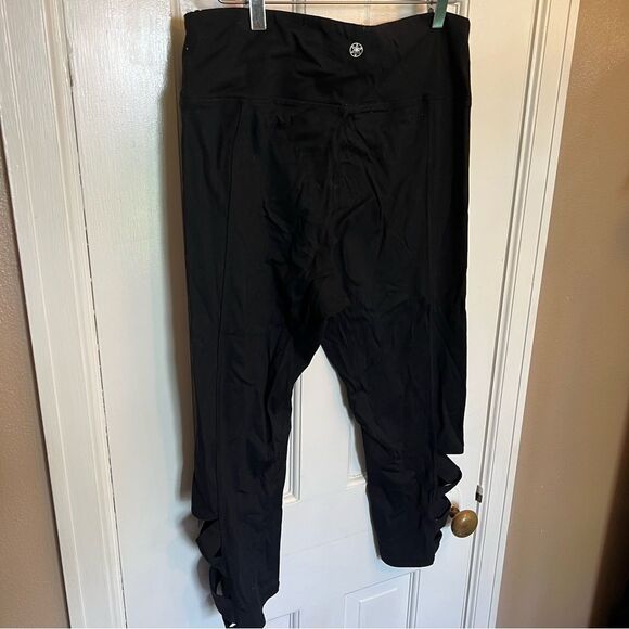 GAIAM Black High-Waisted Leggings with Criss-Cross Details - Picture 4 of 7